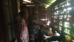 Babinsa Benjeng Berupaya Membantu Kebutuhan Hidup Warga Kurang Mampu