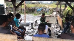 Satgas Yonif Raider 321/GT Kostrad Mengajar Bahasa Inggris di Pedalaman Papua