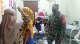 Wujudkan Balita Sehat, Babinsa Dampingi Petugas Berikan Layanan Kesehatan