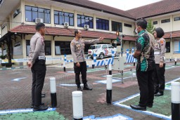 Pastikan Beri Pelayanan Terbaik, Kapolres Malang Tinjau Pelayanan SIM Di Satpas Singosari Malang