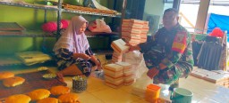 Komsos Dengan Pengusaha UMKM Roti Bluder, Serka Rasid Buka Wawasan Dunia Pemasaran Online.