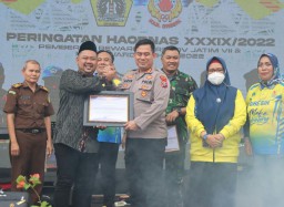 Kapolres Gresik, Diganjar Penghargaan Atas Kontribusi Dan Peduli Olahraga dalam Porprov Jatim 2022