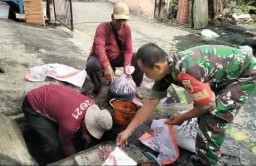 Babinsa Krembangan Utara Bersama Warga, Ciptakan Lingkungan Bersih dan Sehat