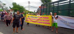 Ratusan Warga Datangi Balai Desa, Tuntut Cabut Laporan Polisi