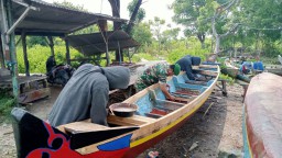 Giat Membantu Kesulitan Warga Binaan, Babinsa Datangi Bengkel Perbaikan Perahu Nelayan
