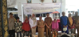 Bupati Jombang Hj.Munjiddah Wahab, Salurkan Bantuan Pangan Di Kecamatan Gudo