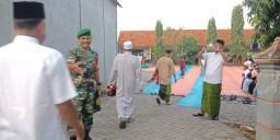 Ribuan Jamaah Muhammadiyah Desa Dermo Gelar Sholat Idul Fitri, Babinsa Hadir Jaga Keamanan