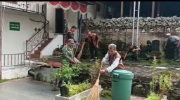 Anggota Koramil Kebomas, Bersama Warga Laksanakan Kerja Bakti Komplek Makam Sunan Giri