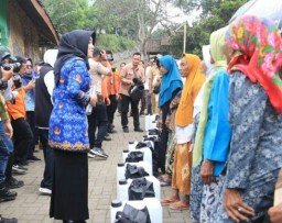 Bupati Mojokerto Dampingi Gubernur Jatim, Salurkan Bantuan Untuk Atasi Masalah Kekeringan di 3 Desa