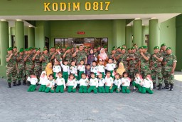 Rombongan Anak TK, Beri Kejutan Datangi Makodim 0817/Gresik