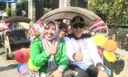Gus Adik dan Mbak Ifa Naik Becak, Sapa Warga dan Peserta Jalan Sehat Desa Watugaluh