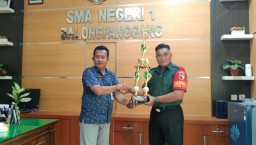 Babinsa Koramil Balongpanggang, Serahkan Piala Kepada SMAN 1 Balongpanggang Pemenang Lomba PBB 