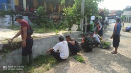 Karya Bakti Koramil 1905/JTL Bersama Warga Sisir Sampah Saluran Air Kampung Tarumasari