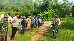 TNI Peduli Lingkungan Koramil 1905/JTL Ajak Muspika dan Masyarakat Sukasari Bersihkan Parit