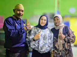 Kehadiran Musliatun Pada Pernikahan Warga Desa Cipta Magri Disambut Antusias Tamu Undangan
