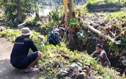 Anggota Koramil 1902/PLD, Bersama Warga san Pemdes Sindangsari Gelar Karya Bakti Bersihkan Selokan