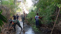 Antisipasi Banjir, Koramil 1904/CPK Gelar Karya Bakti Pembersihan Saluran Air