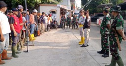 Danramil 1908/PWK : Pembersihan Parit Merupakan Wujud Sinergitas TNI-Polri dan Masyarakat