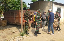 Koramil 1906/SKT Bersama Warga Sisir Sampah di Pasar Anyar