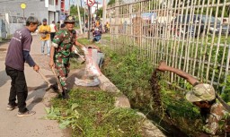 Koramil 1908/PWK dan Aparatur Kelurahan Nagri Kaler Bersama Masyarakat Lakukan Pembersihan Selokan