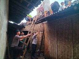 Polisi bersama TNI dan Warga Tangani Dampak Puting Beliung di Bondowoso