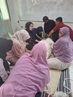 Hj. Musliatun Caleg Partai Garuda Dapil Jabar 10 Hadiri Takziah Warga