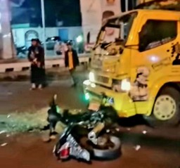 Pengendara Motor Patah Tulang Kaki Setelah Tertabrak Truk Muatan Ayam