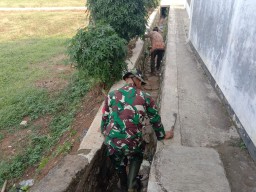 Karya Bakti Koramil 1906/SKT Gandeng Pemdes Cibodas Lakukan Perbaikan Saluran Air