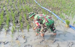 Babinsa Koramil 0815/07 Jetis Bantu Petani Alirkan Air Dari Sumur Bor