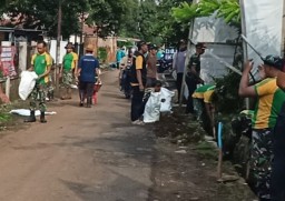 Antisipasi Banjir, Koramil 1907/BGS dan Jajaran Resimen Armed 1/DY/1 Kostrad Lakukan Pembersihan Drainase
