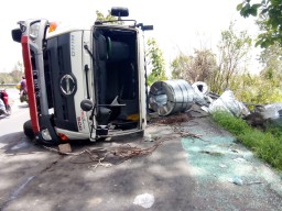 Diduga Selip Truk Muatan Aluminium Terguling di Raya Kupang - Jetis