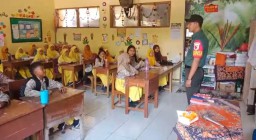 Babinsa Koramil Manyar Bangun Karakter Patriotis dan Nasionalis Siswa Siswi SDN 1 Sidomukti