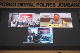 Peduli : Kapolres Jombang Sapa Anggota Yang Sakit Via Zoom Metting