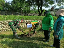 Peduli Lingkungan Koramil 1907/BGS Tanam 100 Pohon di Sepanjang Bantaran Sungai Cikao