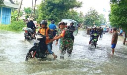 Babinsa Benjeng Bantu Dorong Motor Warga Yang Mogok Karena Banjir
