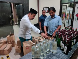 Polres Jombang Tangkap 8 Penjual Miras Amankan Ratusan Botol Miras Berbagai Merek
