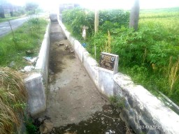 Pemdes Bongkot Gercep Perbaiki Saluran Irigasi Yang Terkena Mesin Kombi