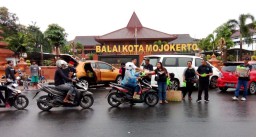 FORMAT Bagikan 500 Paket Takjil Untuk Pengguna Jalan Gajahmada