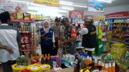 Babinsa Ujungpangkah Kawal Razia Mamin Kadaluarsa
