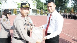 Kapolres Gresik Berikan Penghargaan Pada Anggota Berprestasi