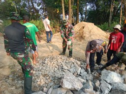 Satgas TMMD ke 120 Kodim 0619/PWK dan Warga Gotong Royong Pembuatan Parit