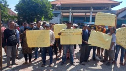 Aksi Damai Warga Pungging Tuntut Surono Dipecat