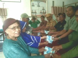 Pemdes Ogorandu Salurkan BLT Tahap II ke Warga Penerima Manfaat