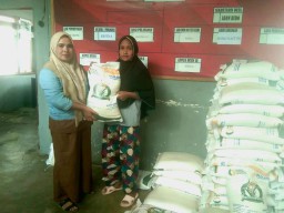 Pemdes Ngata Baru Salurkan Beras Bantuan Pangan Untuk 199 KK
