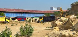 Diduga Bodong 2 Oknum Mantan Kades Nekad Gali Tanah Kuning di Dalam Pabrik PT Aplus Pasific