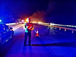 Konsleting Listrik Gunung Harta Terbakar di KM 685 Tol Jomo