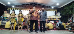 Ketua AKD Jombang H. Warsubi Hadiri Pagelaran Wayang Kulit Desa Keras