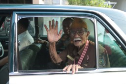 Nostalgia : Kapolres Mojokerto Ajak Mbah Ahmad Jalan-jalan Naik Mobil Klasik