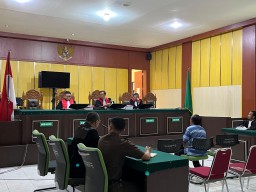 Oknum Camat Sidoan Duduk di Kursi Pesakitan Pengadilan Tipikor Palu