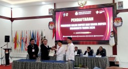 Lengkap : Mubarok Datangi KPU Kabupaten Mojokerto Didampingi Parpol Pengusung dan Pendukungnya